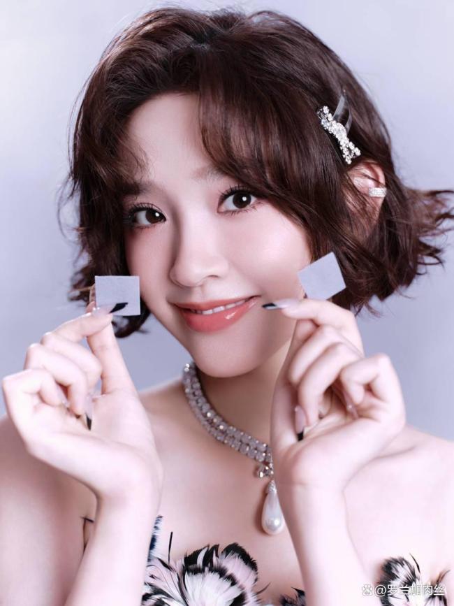 唐艺昕把蝴蝶穿在了身上 化身灵动蝴蝶少女