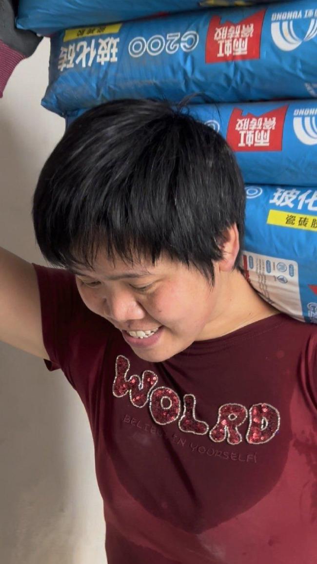 40岁单亲妈妈扛楼曾被怀疑是摆拍 女汉子的真实生活