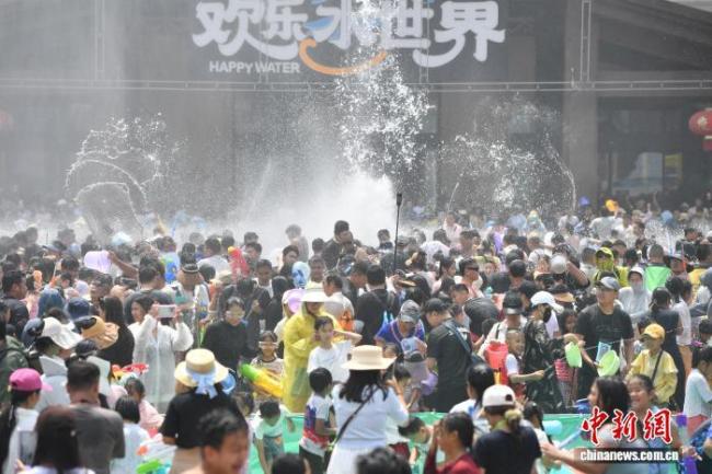 云南多地泼水节系列活动陆续开启 民族共庆传递祝福