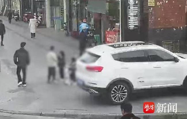 小孩哥守護(hù)走失女童后悄悄離場 暖心舉動獲贊