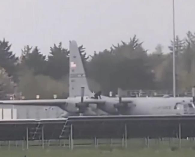 男子持斧闯机场砸坏美军运输机