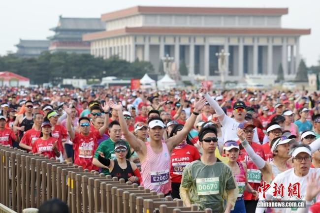 北京半马鸣枪开跑 22000名跑者齐聚