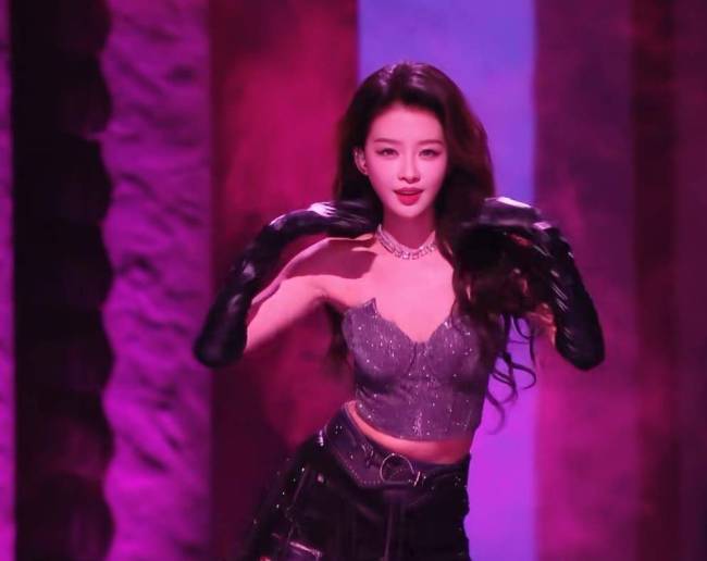 孙怡直播啃火腿肠 坐姿引发网络热议