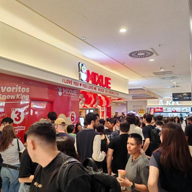 蜜雪冰城南美首店开业 排队2小时 低价亲民引热潮