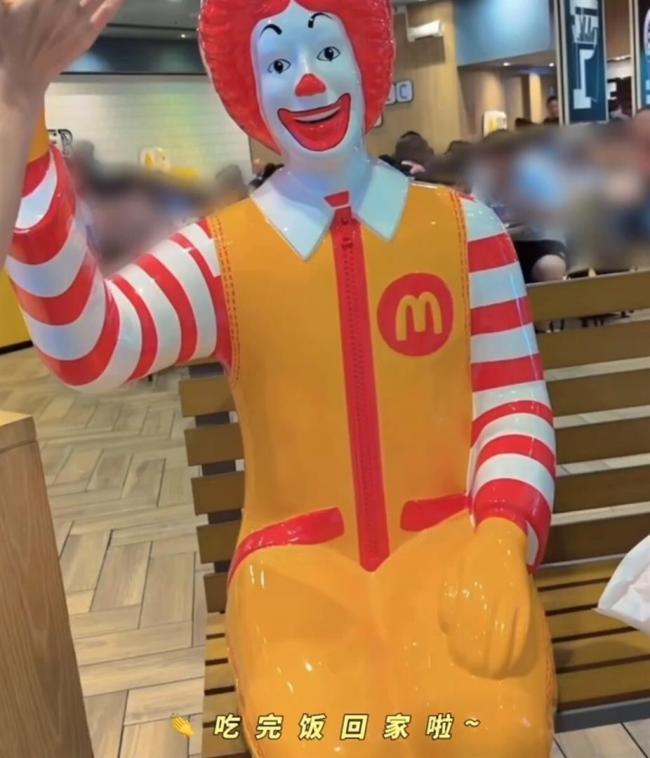 张柏芝晒与小儿子迪士尼游玩vlog 母子互动温馨有趣