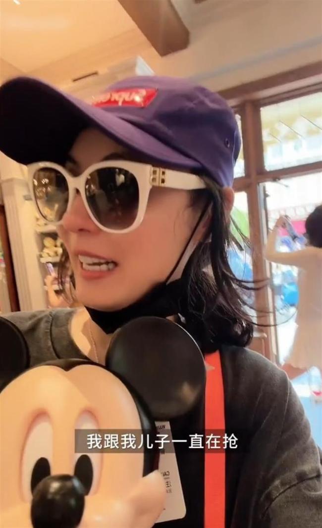 张柏芝晒与小儿子迪士尼游玩vlog 母子互动温馨有趣