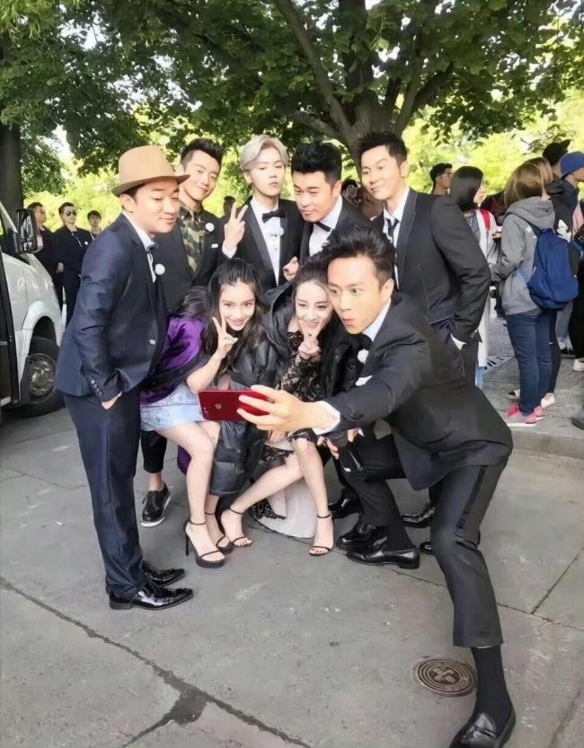 初代跑男曾经站位合影 线下再聚引热议