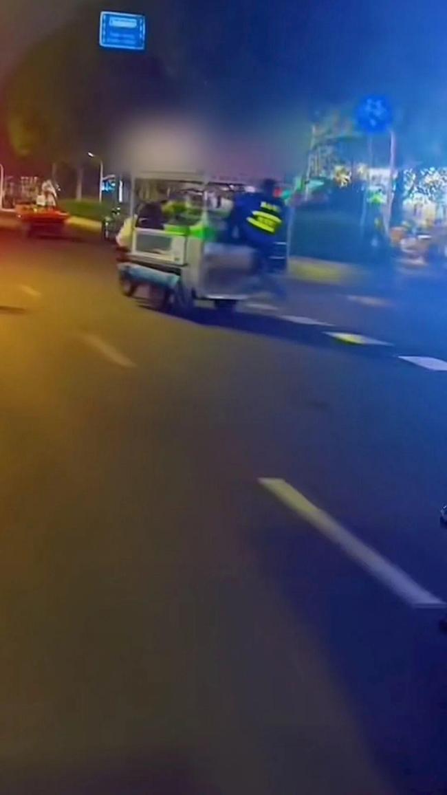 南宁通报城管执法事件 占道经营引发关注