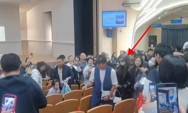 初代跑男曾经站位合影 线下再聚引热议