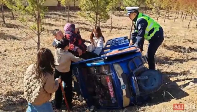 镇干部下乡遇侧翻拦下组织部车救人 干群情深暖心相助