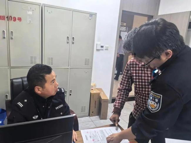 男子驾驶孩子的玩具车上路被教育 惊险行为引关注