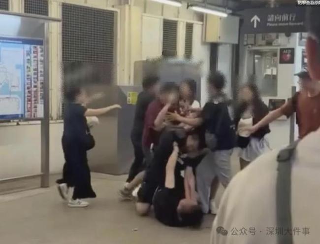 香港警方通报港铁站多人打斗