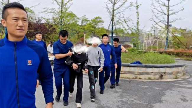 少年公园内骑电动车摔倒 消防员救人 争分夺秒人力接力救援