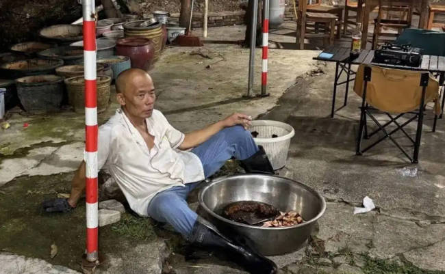 莫氏鸡煲老板爆火前的佛系人生 意外走红引发流量热潮