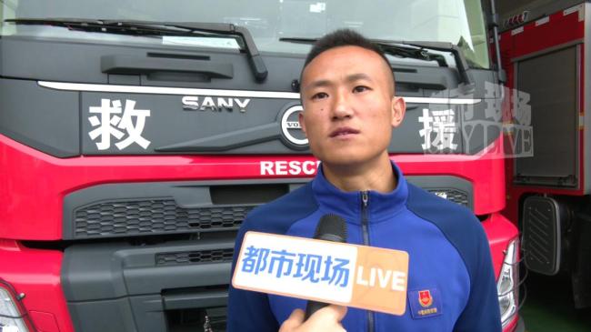 少年公园内骑电动车摔倒 消防员救人 争分夺秒人力接力救援