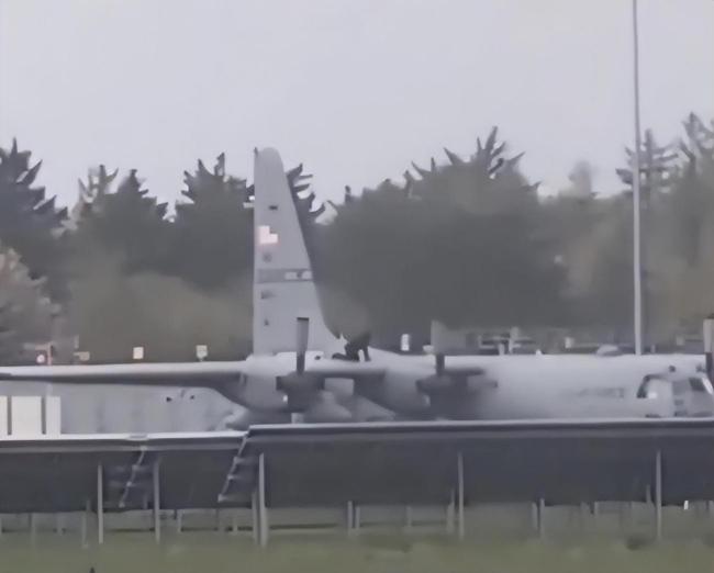 男子手持斧子闯入机场，砸坏美军运输机