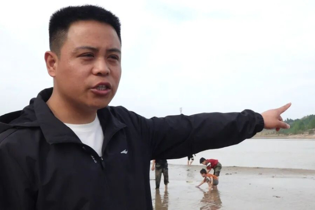 小伙飞奔下河救掉入黄河的女孩