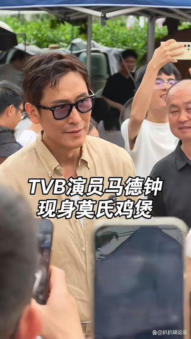 香港男演员马德钟打卡莫氏鸡煲