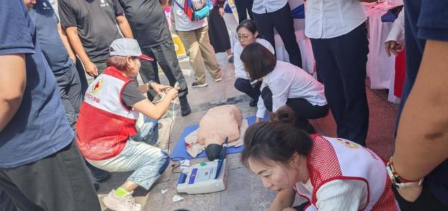 妈妈跳水救子 众女子手拉手救回母子 陌生女子机智救援