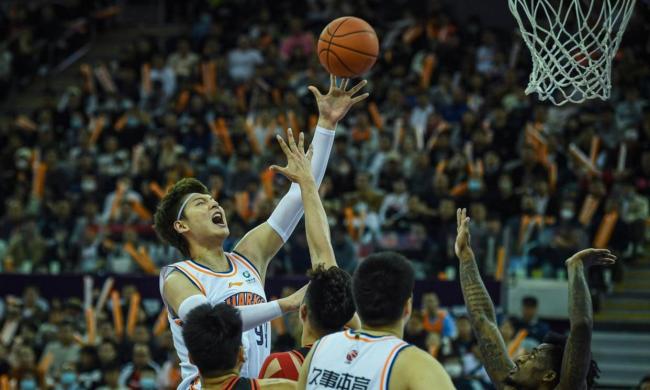 太残暴了！麦基篮下直接将王哲林帽翻在地 随后又送古德温火锅 内线对抗震撼全场