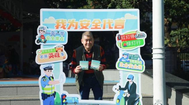 女子拿氢气球乘公交被拒载 安全规定引发争执