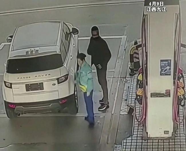 警方通报开路虎男子加油后逃单 无牌车逃离现场