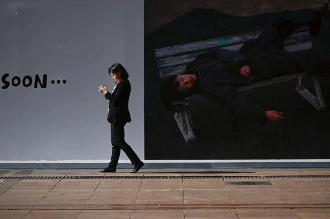 中年人的登味为何总是突如其来 假装成真后的无奈