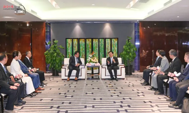 冯飞会见台湾商业总会参访团客人