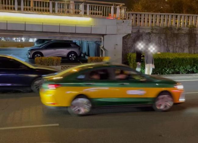 北京桥下空间泊车场收费为何差这样多?记者探询 价钱互异引关注