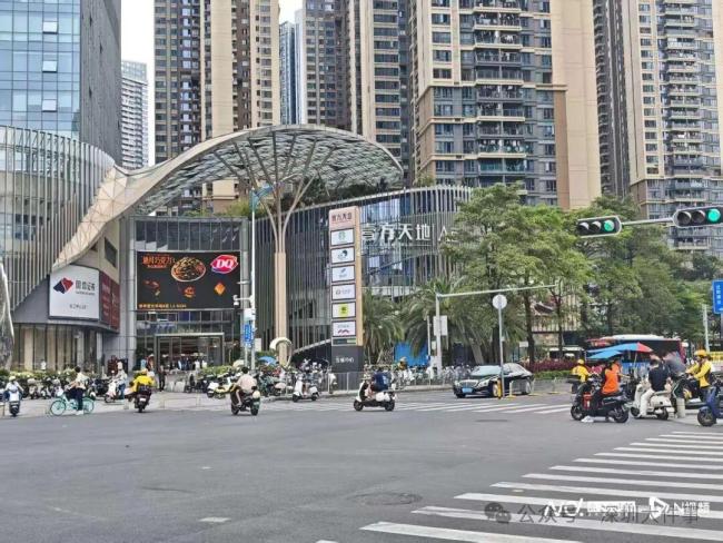 开发商就喷辣椒水驱散购房人群致歉 深夜抢房演变成冲突