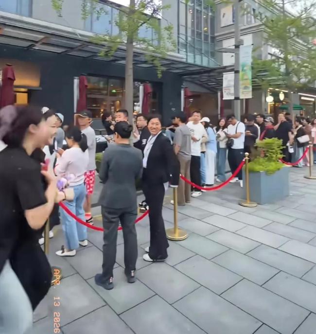 文章面馆回应每周一店休 排队热潮不减