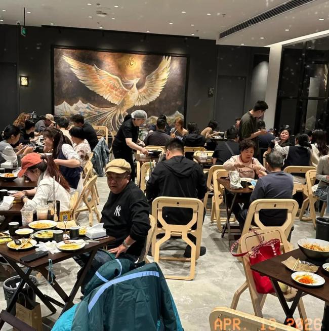 文章面馆回应每周一店休 排队热潮不减