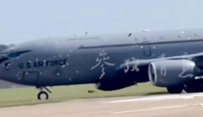 美军加油机因遭导弹打击满脸挂彩 机身布满补丁滑行
