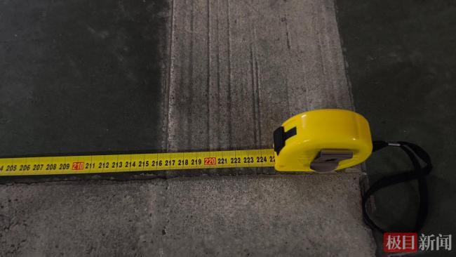 记者调查新能源车“车大位小”停车难 车位缩水添烦恼