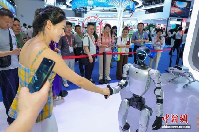 消博会开馆 前沿AI机器人轮番亮相 创新科技吸引参观者