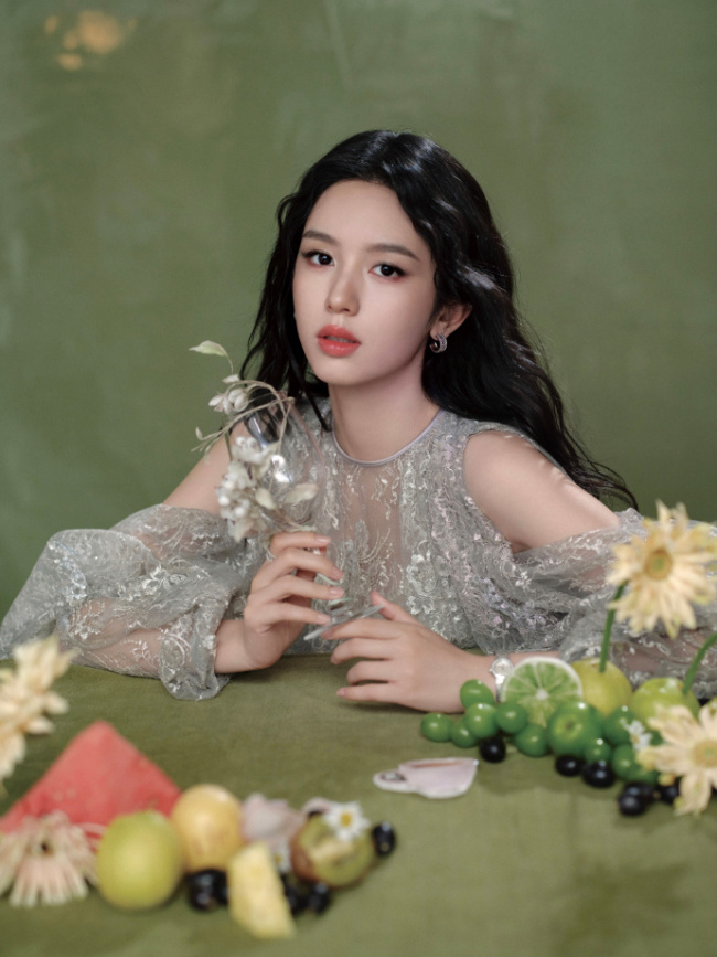 周也穿银纱透视裙秀唯妙身姿 雪肤玉貌好意思得让东说念主窒息