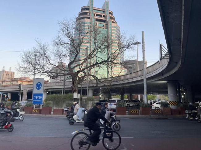 北京桥下空间泊车场收费为何差这样多?记者探询