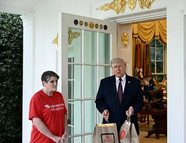 特朗普悄然删除自比上帝图片 MAGA支持者怒斥亵渎