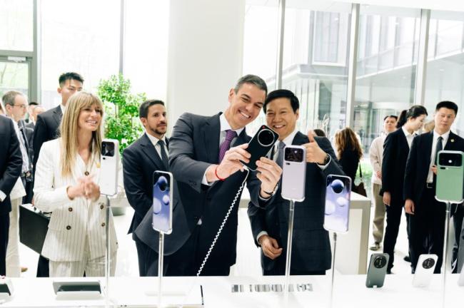 西班牙首相夫人逛潘家园 私服美翻引关注