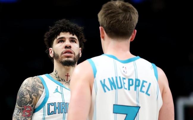 83分先生伤退，维金斯难救主 争议动作蒙阴影