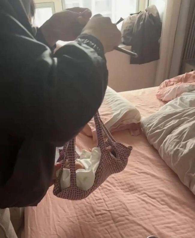 出生四天女婴被秤砣砸中胸口 工作人员操作引争议