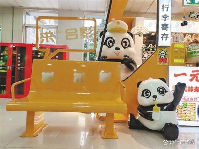 一无障碍电梯换上“熊猫皮肤” 萌趣设计引关注