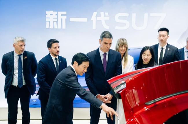 西班牙首相夫人逛潘家园 私服美翻引关注