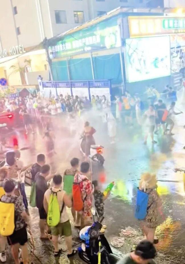 两女子泼水节被多人用高压水枪喷射 文明倡议遭忽视