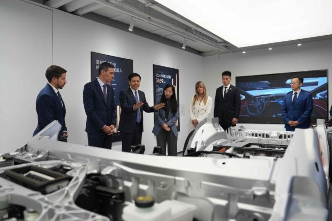 西班牙首相称中国正在铸造辉煌 赞赏中国蓬勃发展