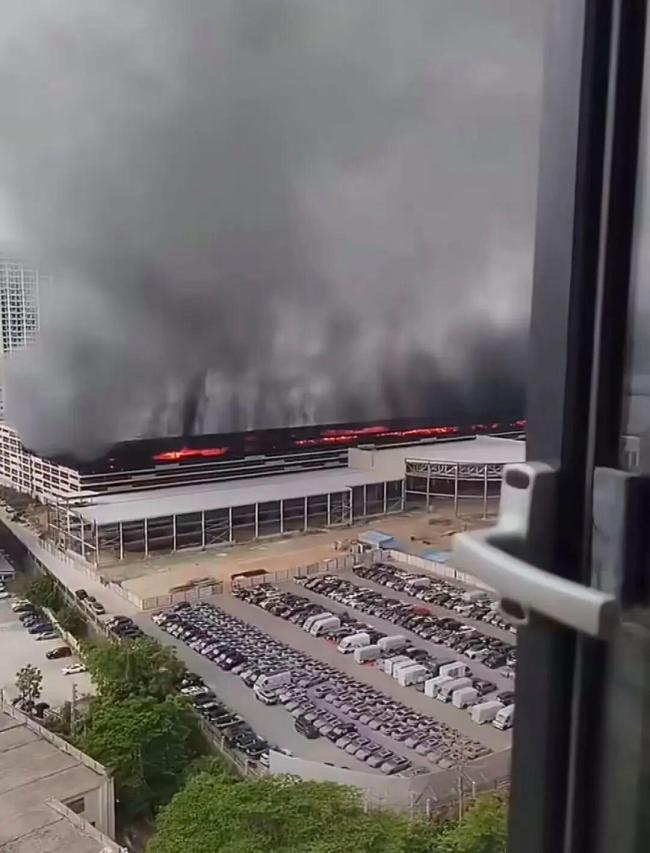 没想到火势这么大！深圳比亚迪火情，官方通报来了！ 浓烟滚滚引发热议