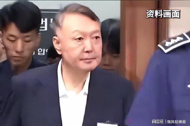 尹锡悦笑看金建希却惨遭无视 夫妻共陷政治漩涡