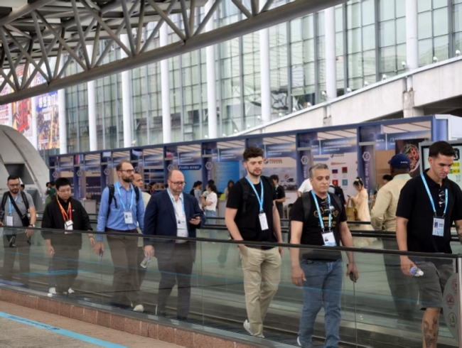 广交会境外客商问价无人机 创新科技吸引全球目光