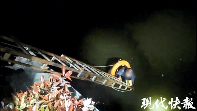 男子凌晨误踩油门，人带连人带车冲进河