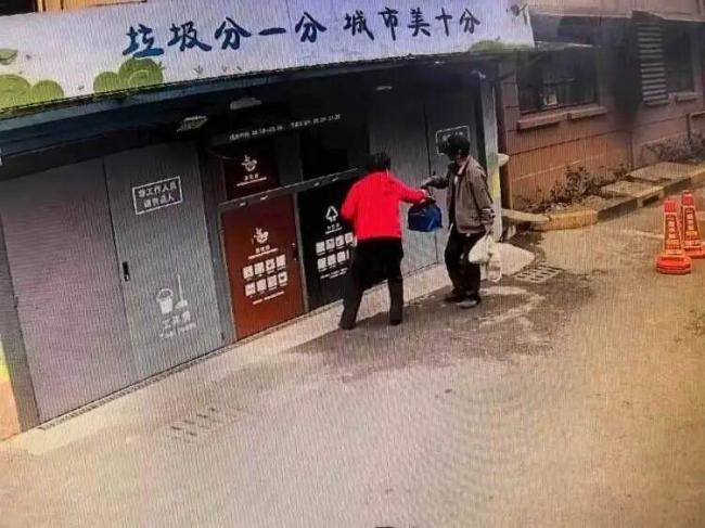 环卫工捡到藏着30万现金的牛奶箱 警方精准溯源归还失主